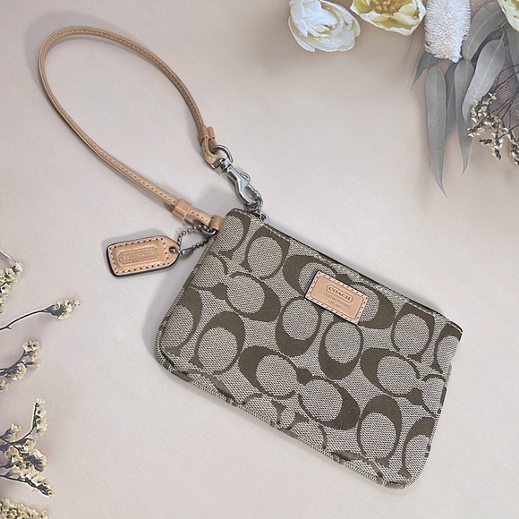 🌺 COACH KHAKI SIGNATURE C WRISTLET COIN BAG - Picture 1 of 6